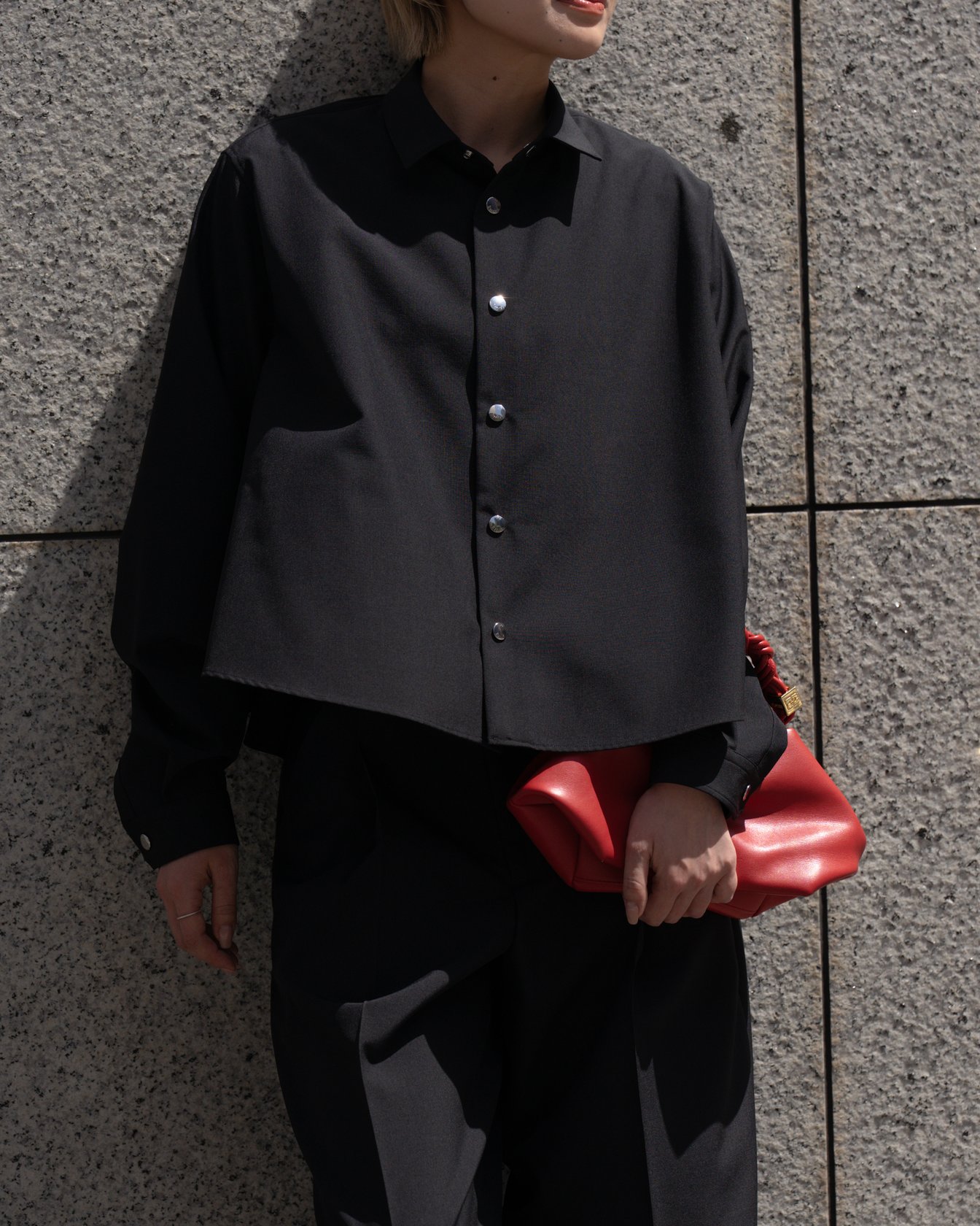 リラクスの洋服を着たモデル