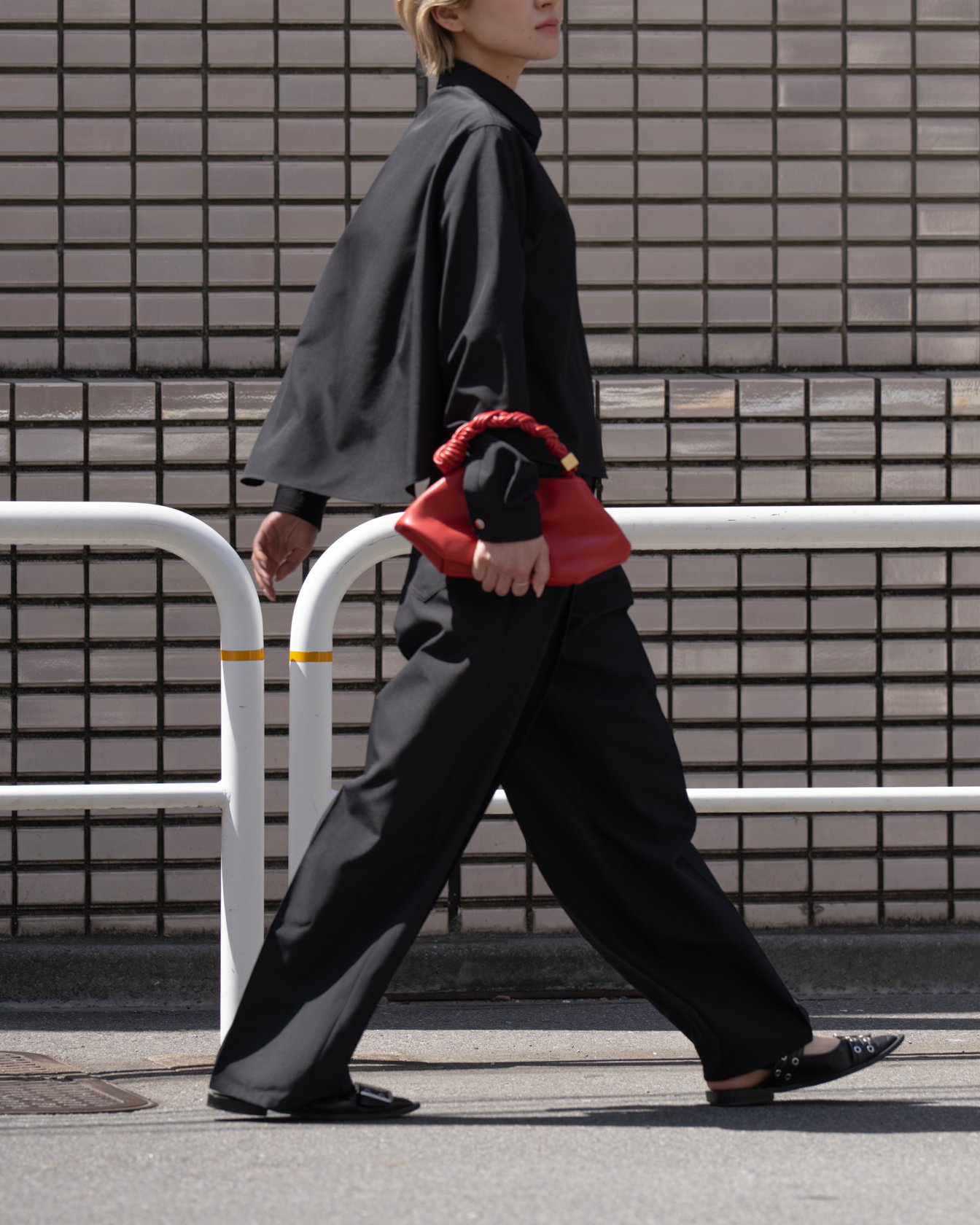 リラクスの洋服を着たモデル