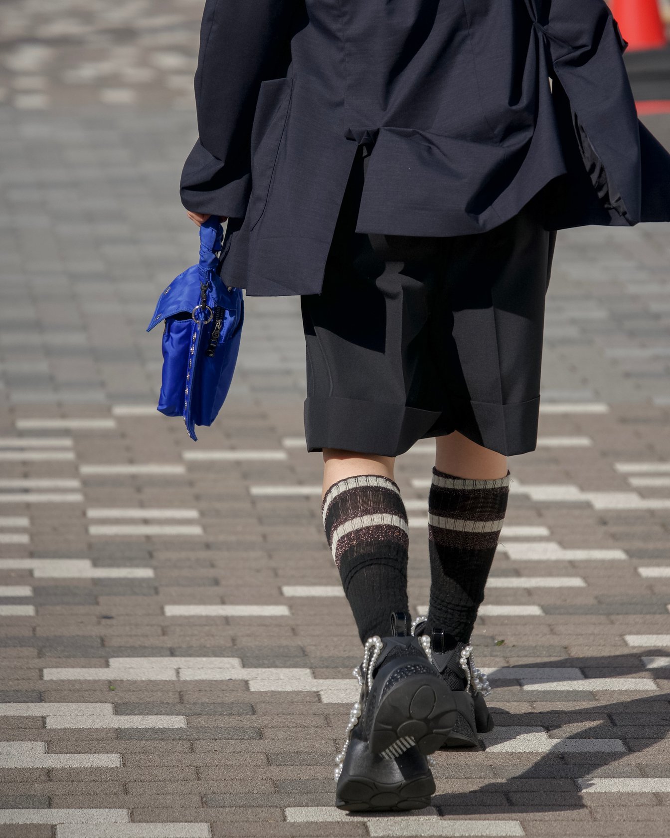 リラクスの洋服を着たモデル