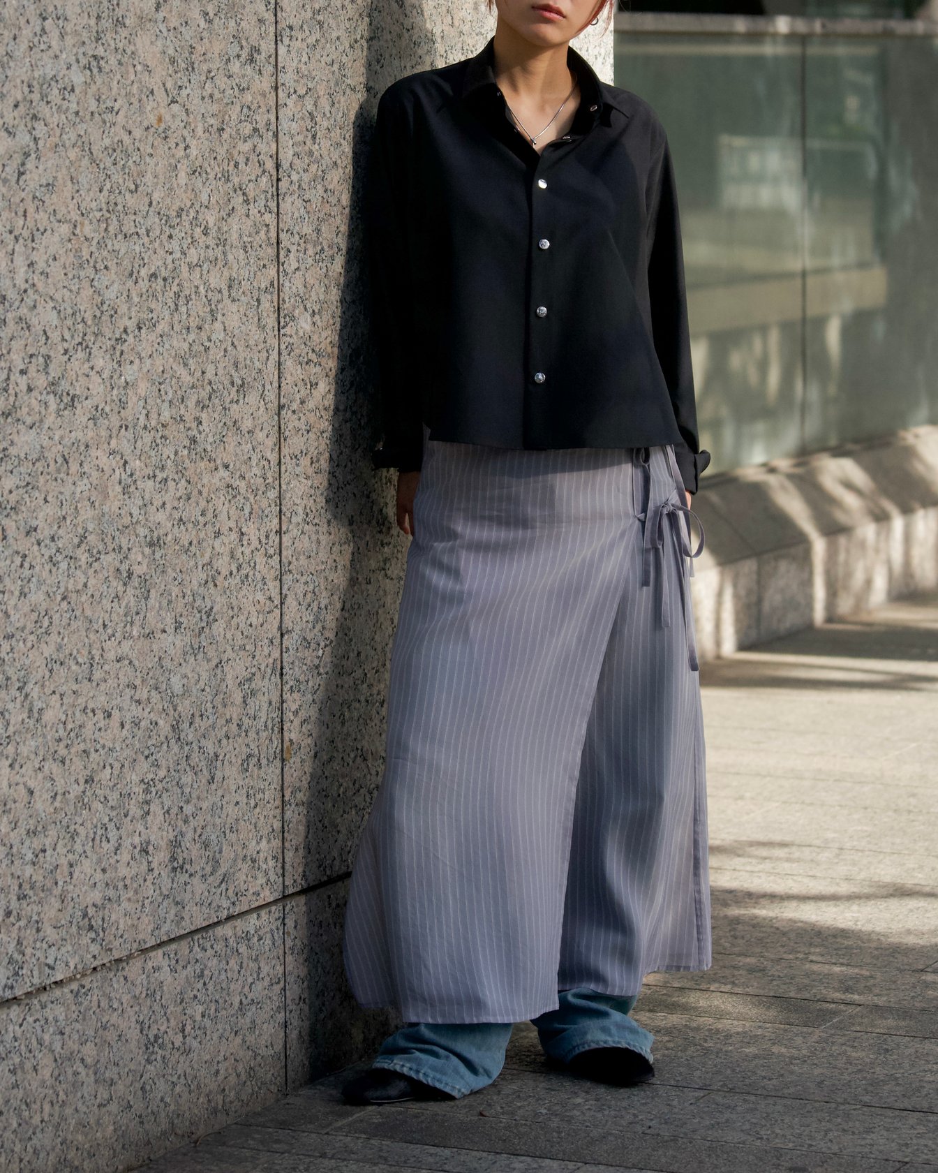 リラクスの洋服を着たモデル