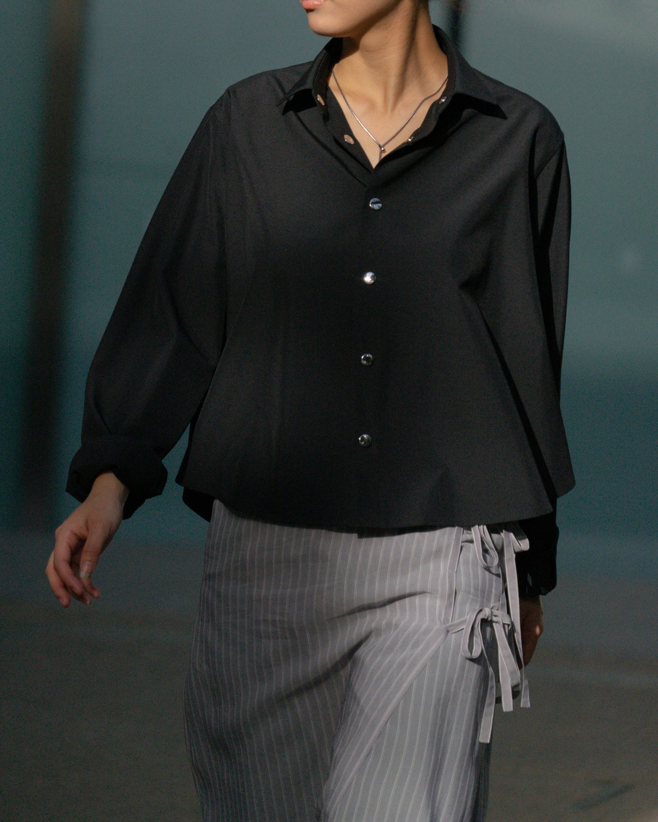 リラクスの洋服を着たモデル