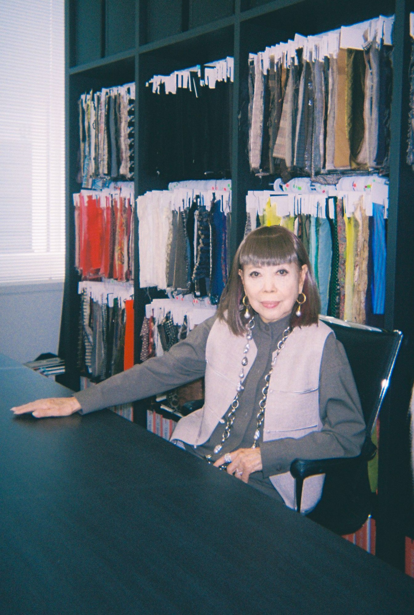 オフィスの自室に座るコシノヒロコさん