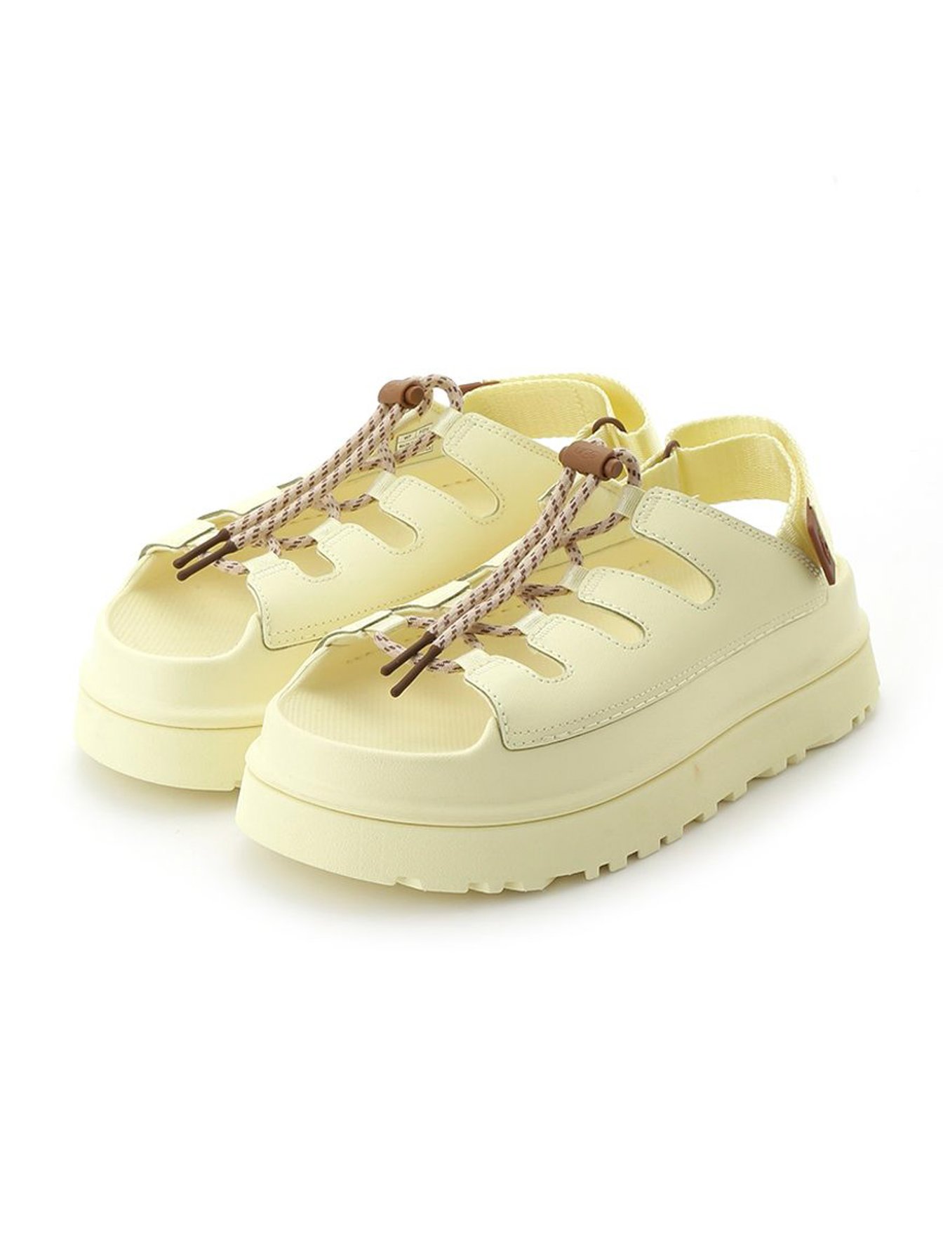 黄色のスニーカーサンダル