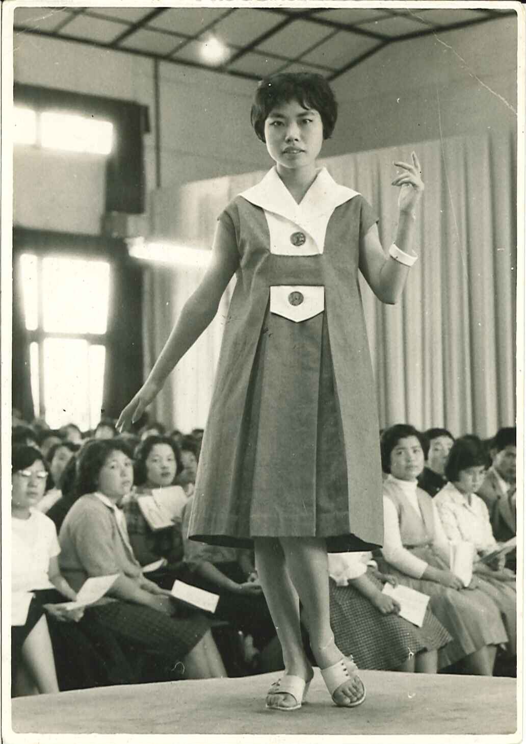 文化服装学院でモデルを務めるコシノヒロコさん