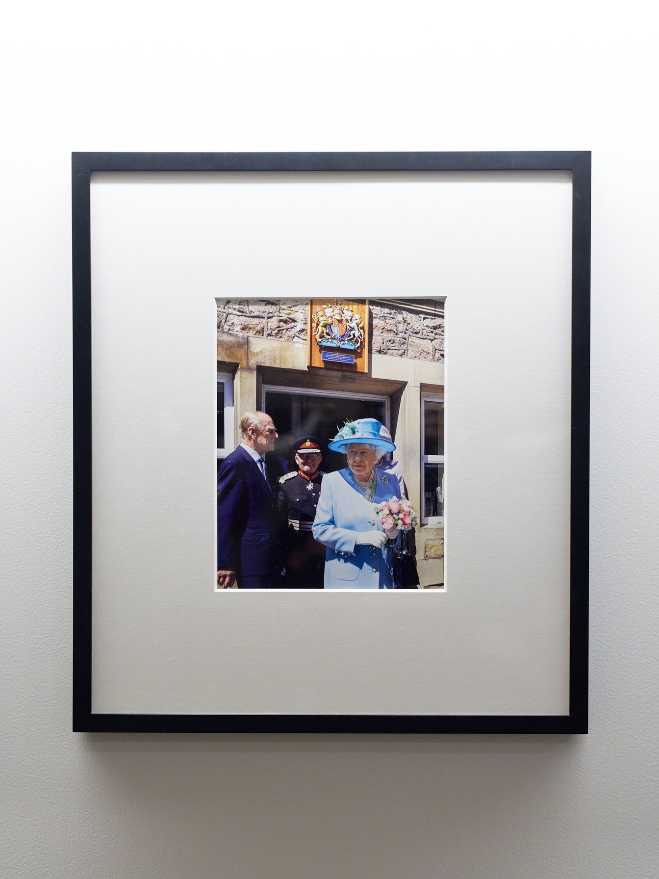 イギリス・ダービーシャー州の工場を訪れたエリザベス女王