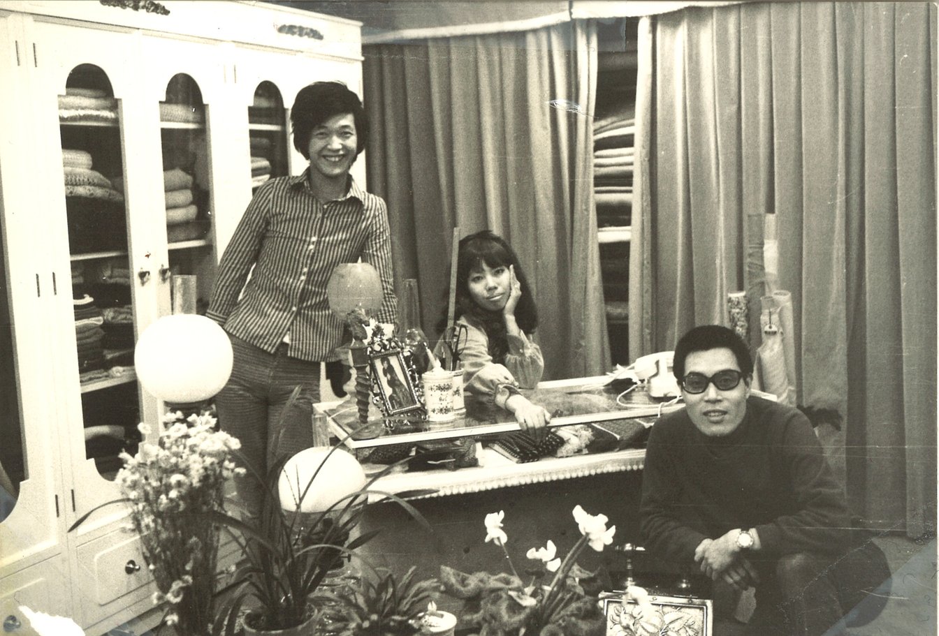 1960年代後半、心斎橋の店舗で撮影した写真。3人の人物が写っており、左が入江末男さん、中央がコシノさん。