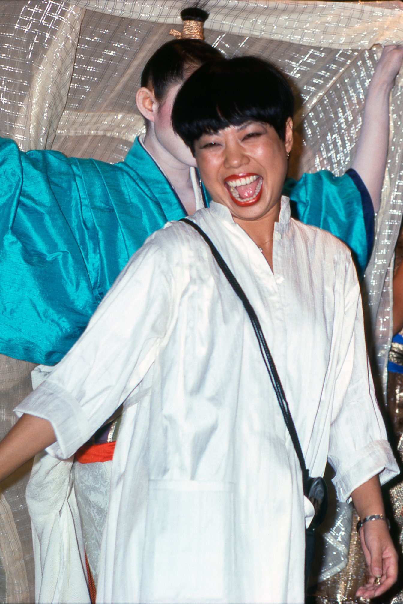 ショートカットで白いチュニックを着た姿のコシノヒロコさん