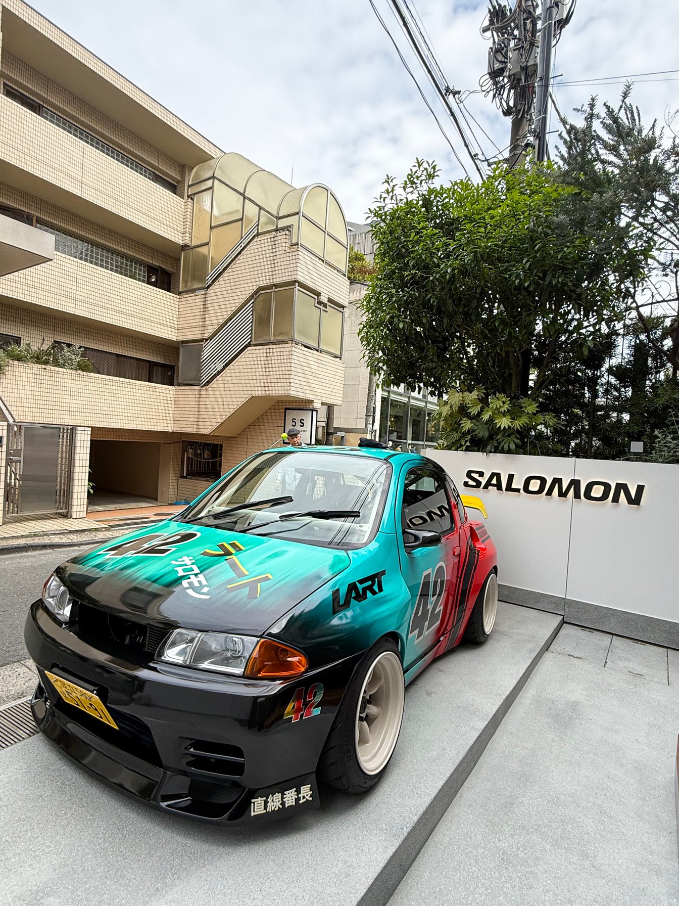 サロモン×ラートのコラボラッピングカー