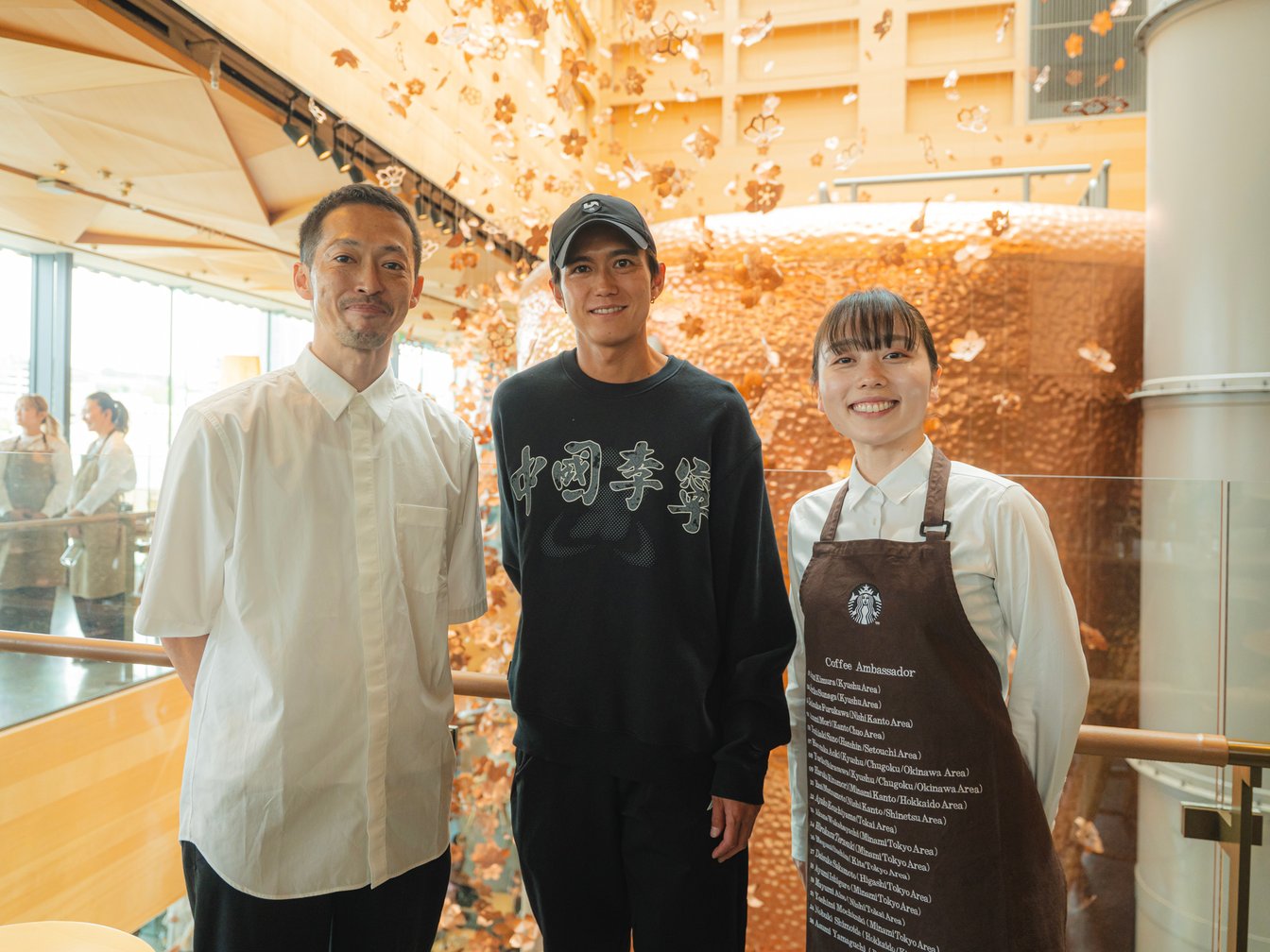 （左から）スターバックスのコーヒースペシャリストを務める 渡邊いさお氏、大迫傑選手、コーヒーアンバサダーの山田明日海氏
