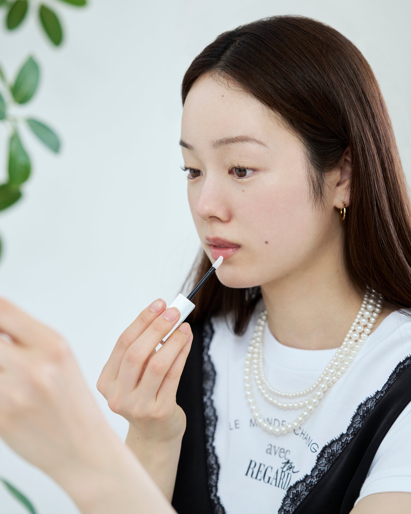 リップを塗る女性