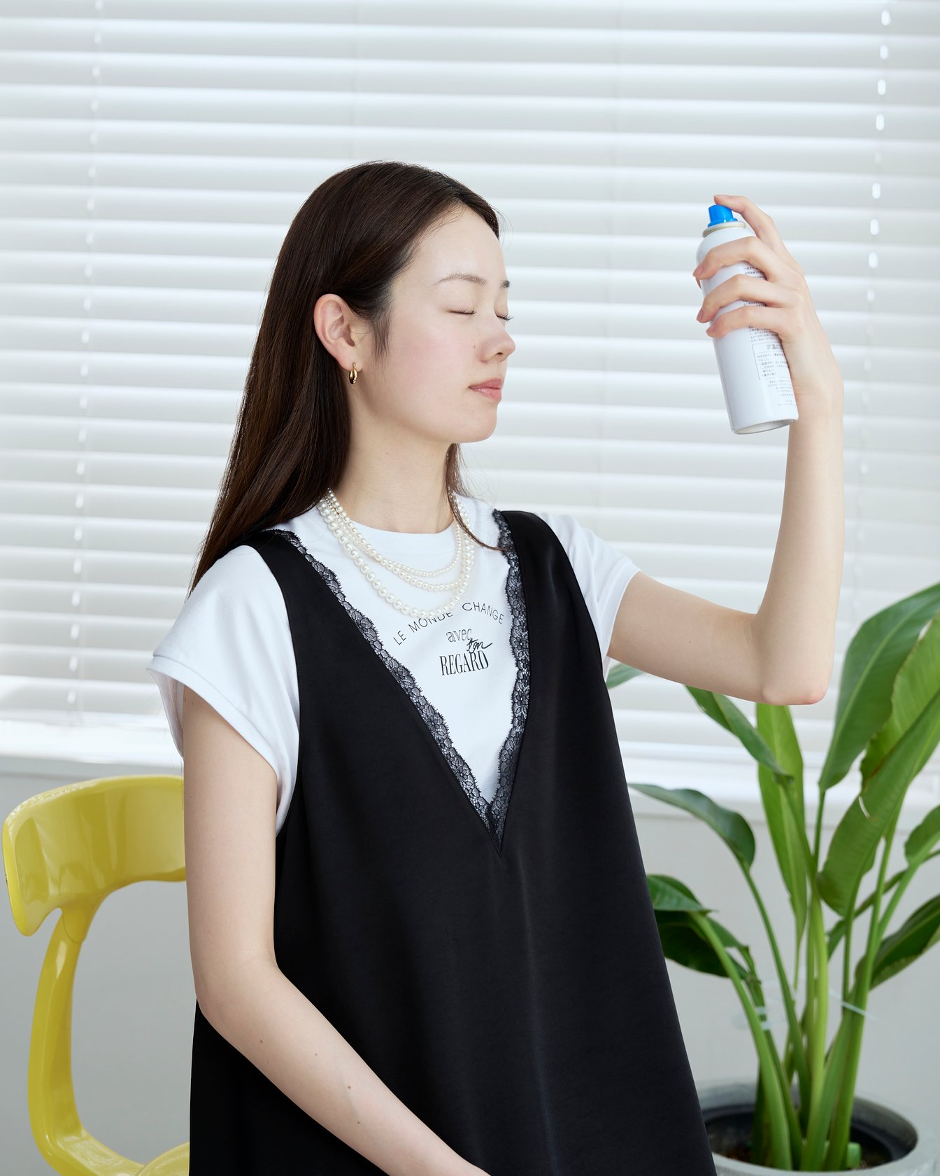 ミストをする女性