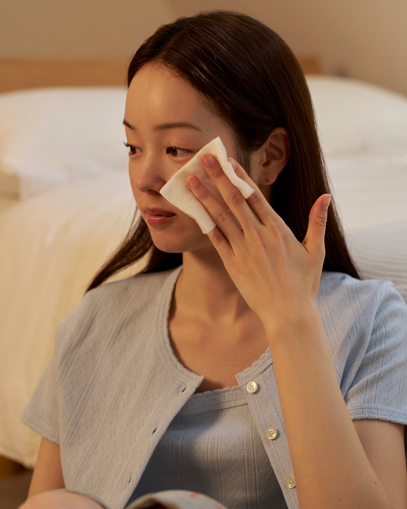 メイクを拭き取る女性