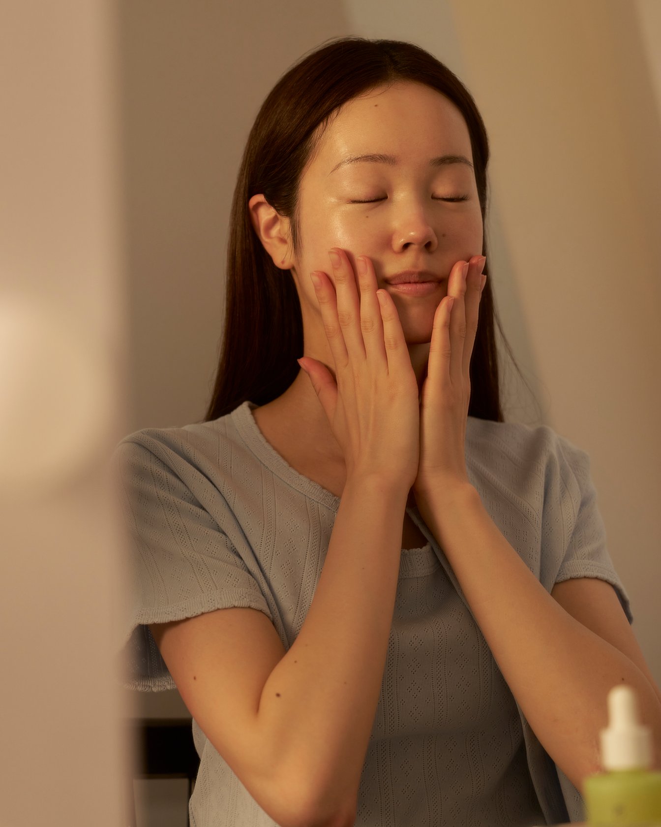 セラムを塗布する女性