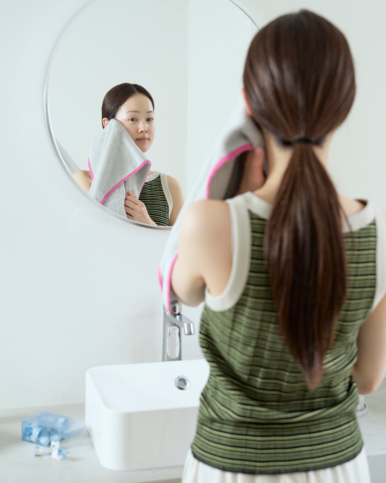 洗顔している女性
