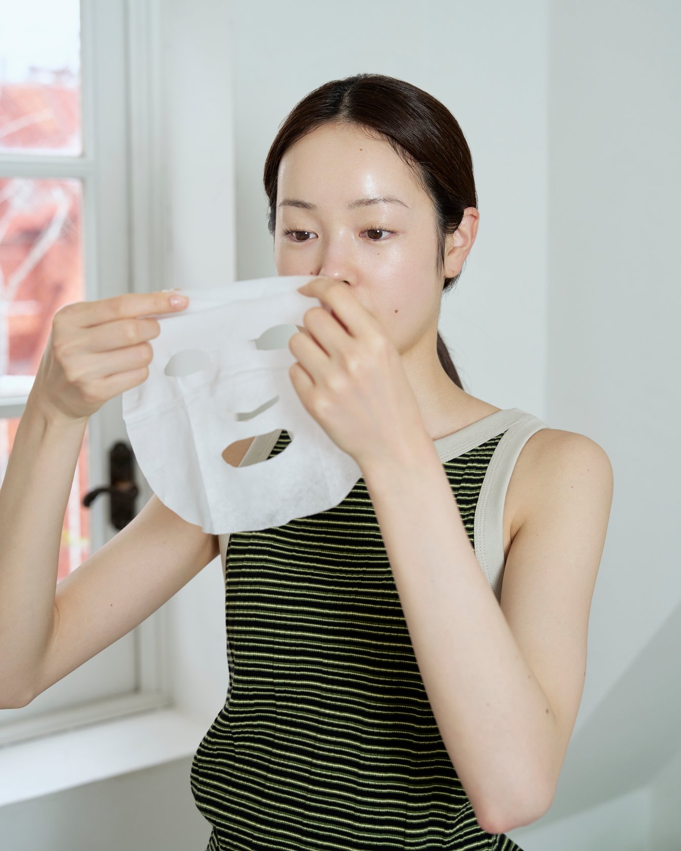 フェイスパックをする女性