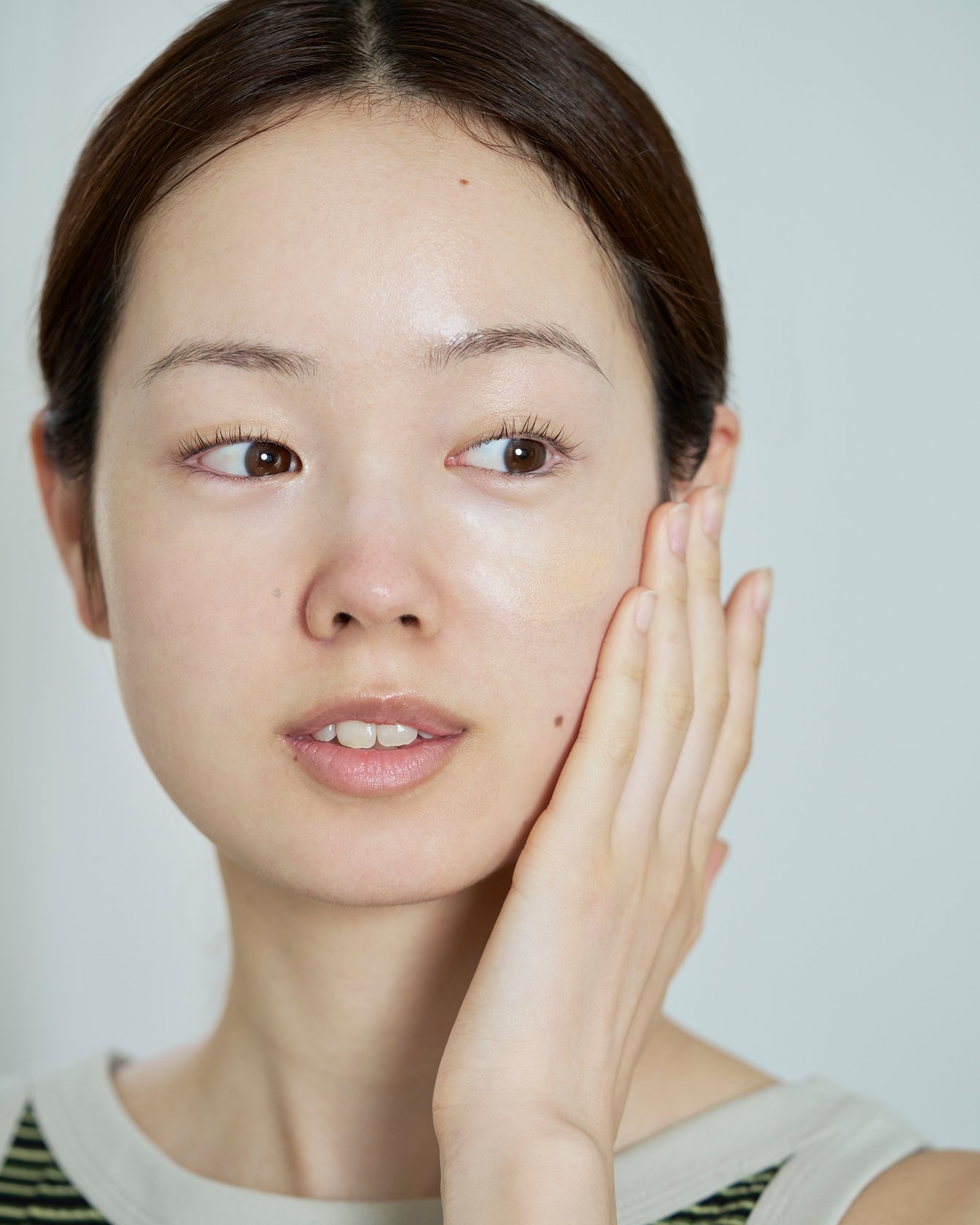 メイクアップする女性
