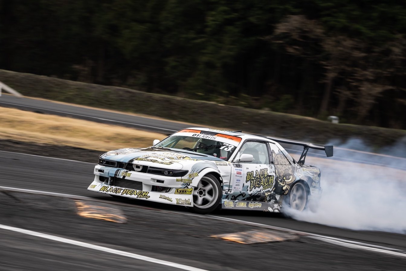 サーキットで走行する油浦桃さんの車