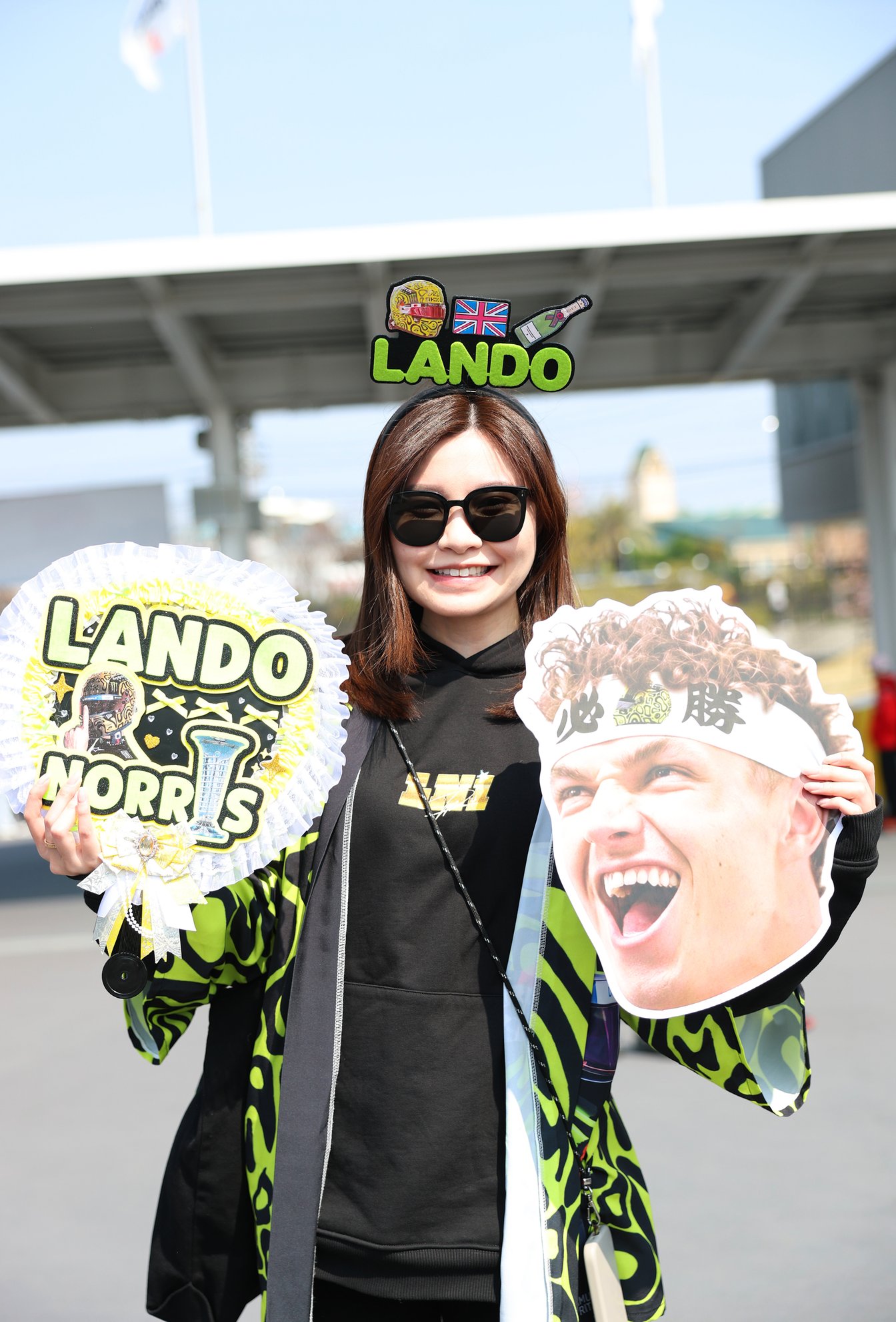 3月に三重・鈴鹿で開催されたF1日本GPでマクラーレンのドライバー、ランド・ノリスを推すファンの女性の画像