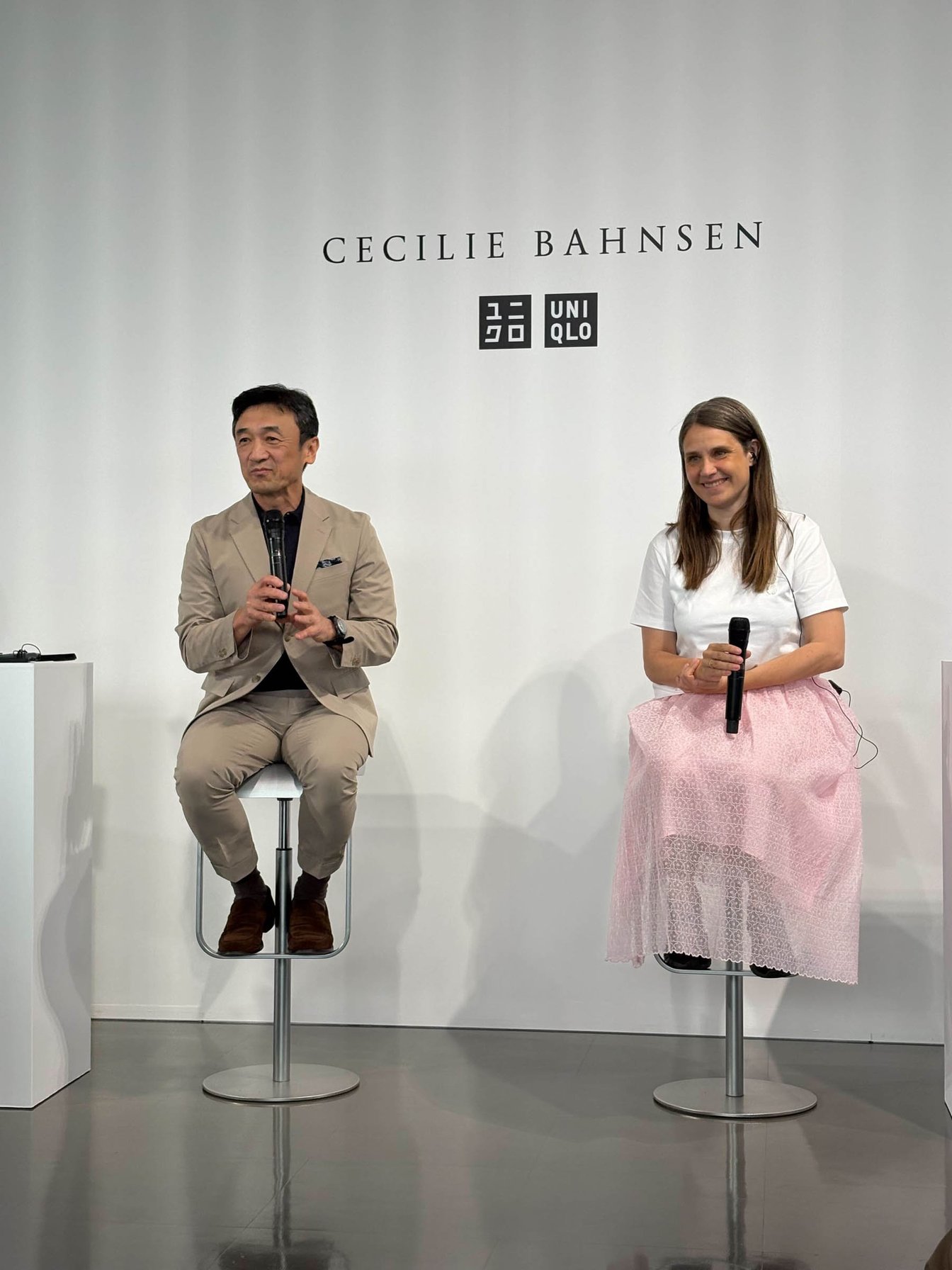 ファーストリテイリング グループ 勝田幸宏上席執行役員(左)、デザイナー セシリー バンセン(右)