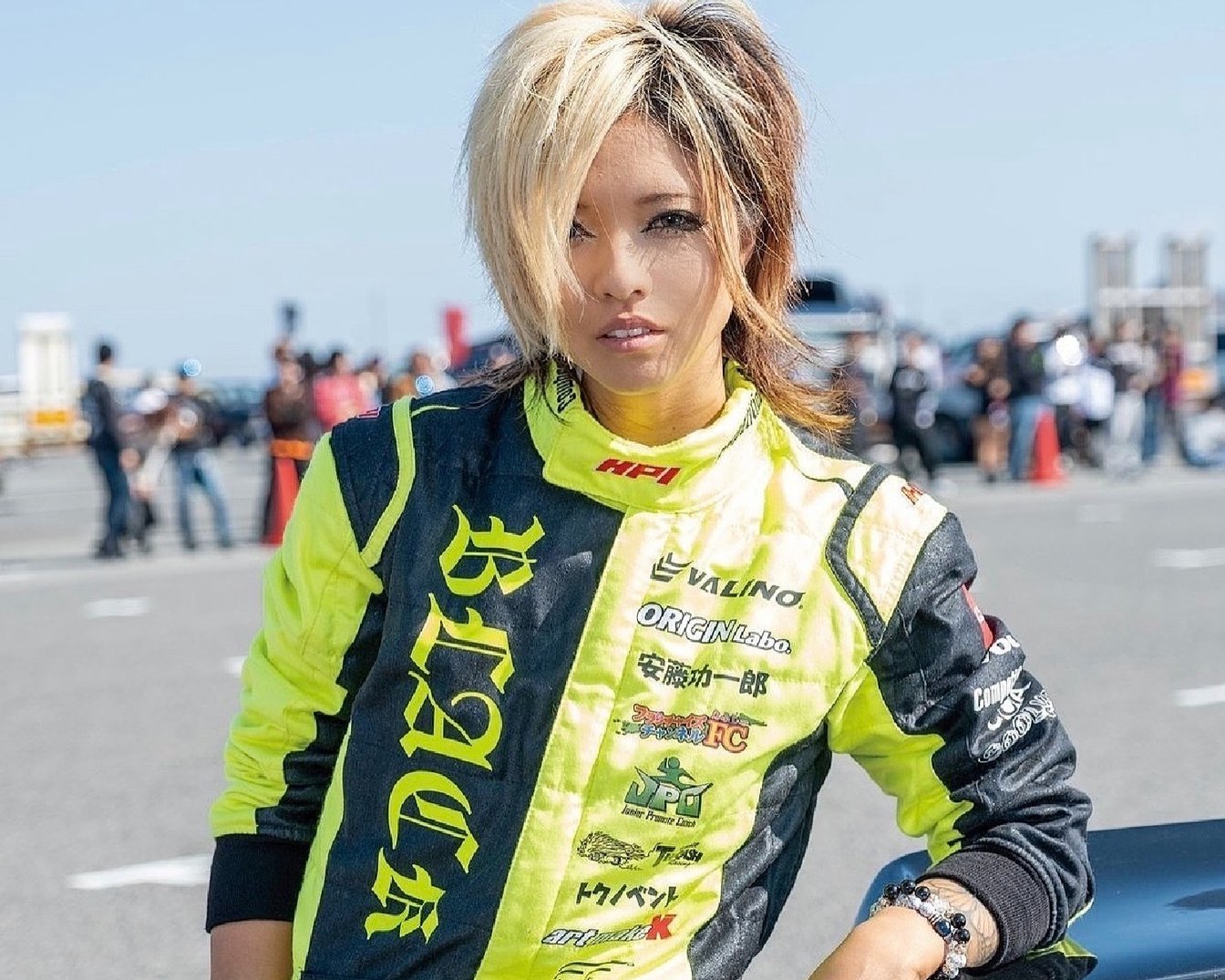 ”ドリギャル”として人気のプロドライバー油浦桃さんのポートレート