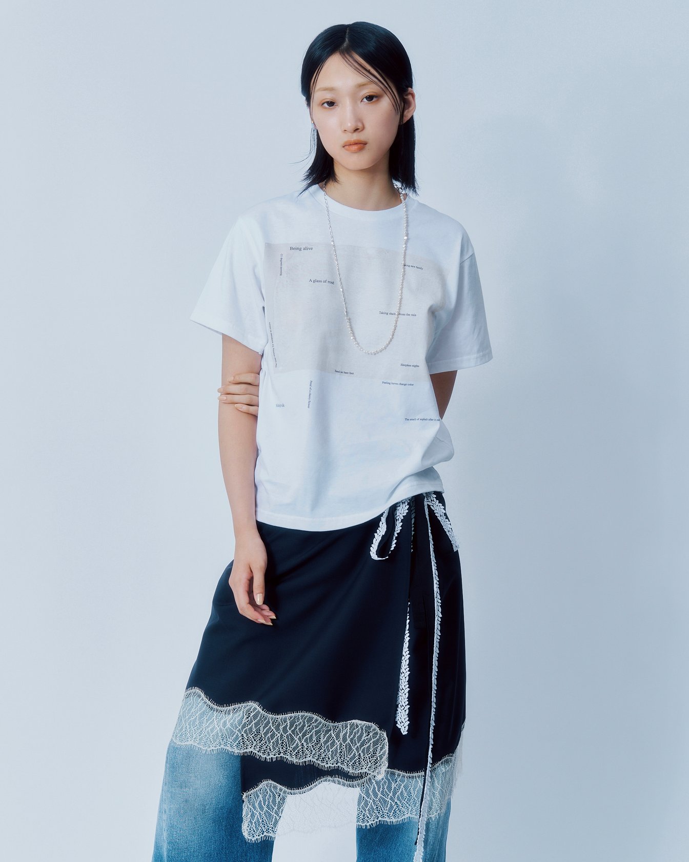 Tシャツを着た女性モデル