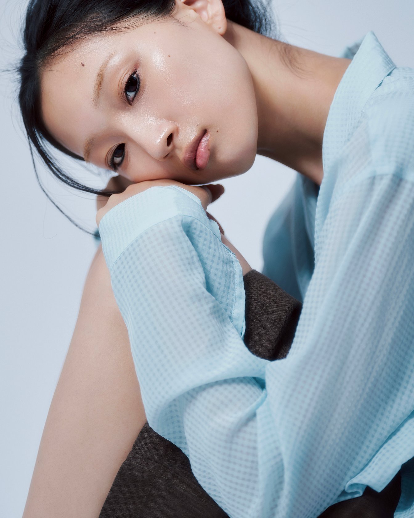 座っている女性モデル