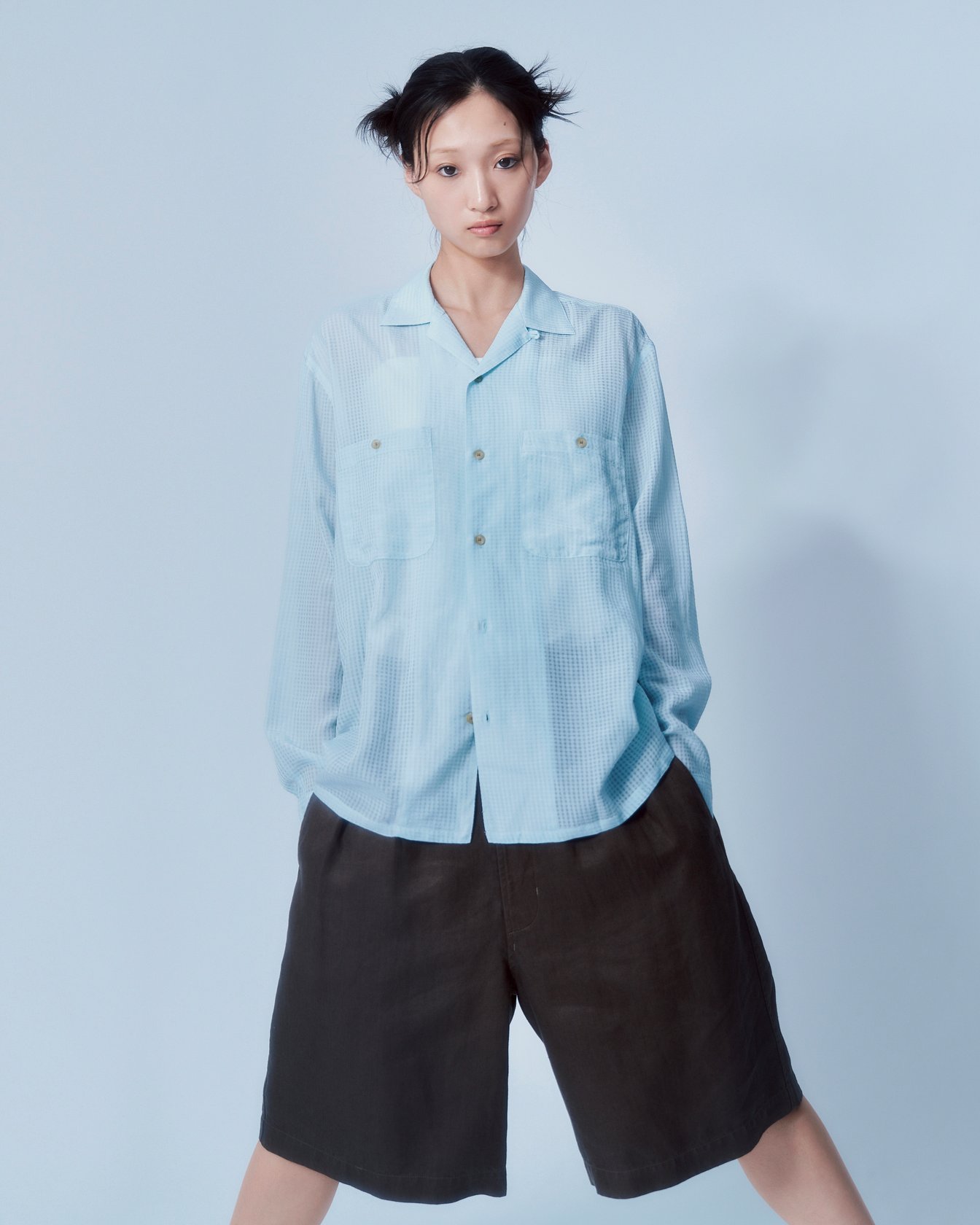仁王立ちする女性モデル