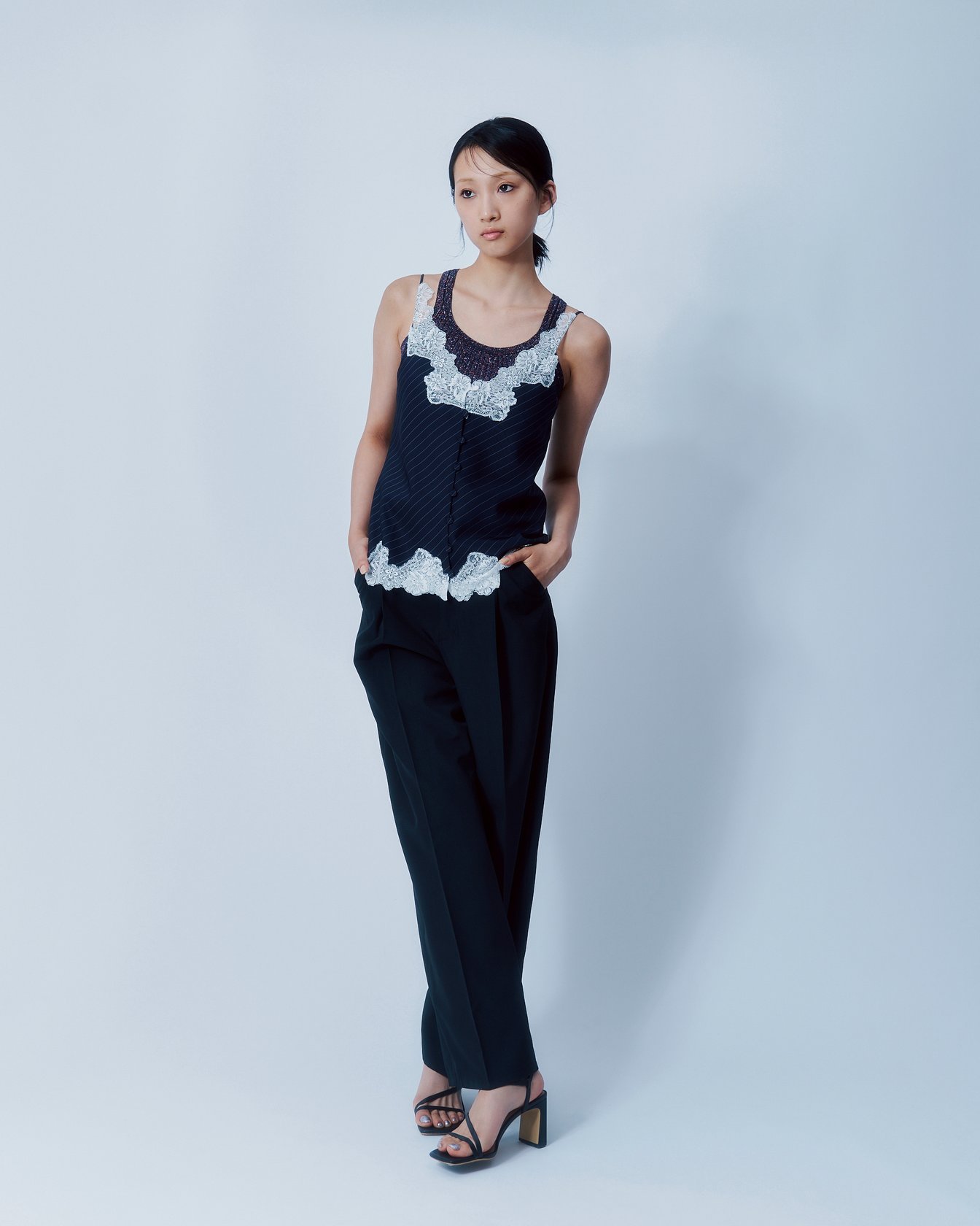 女性モデルの全身