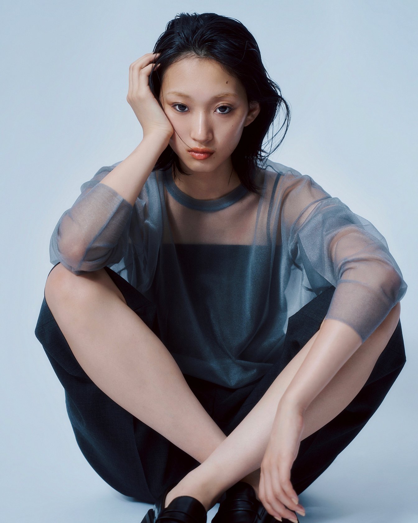 座り込んだ女性モデル