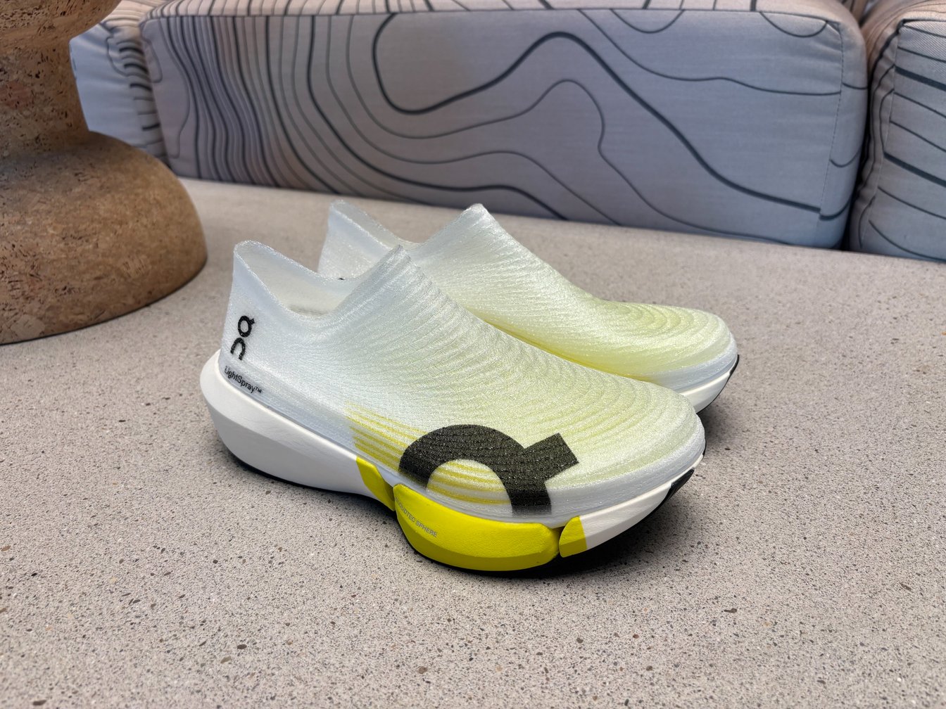 LightSprayでアッパーを製作した新作レーシングシューズ「Cloundboom Strike 2」画像