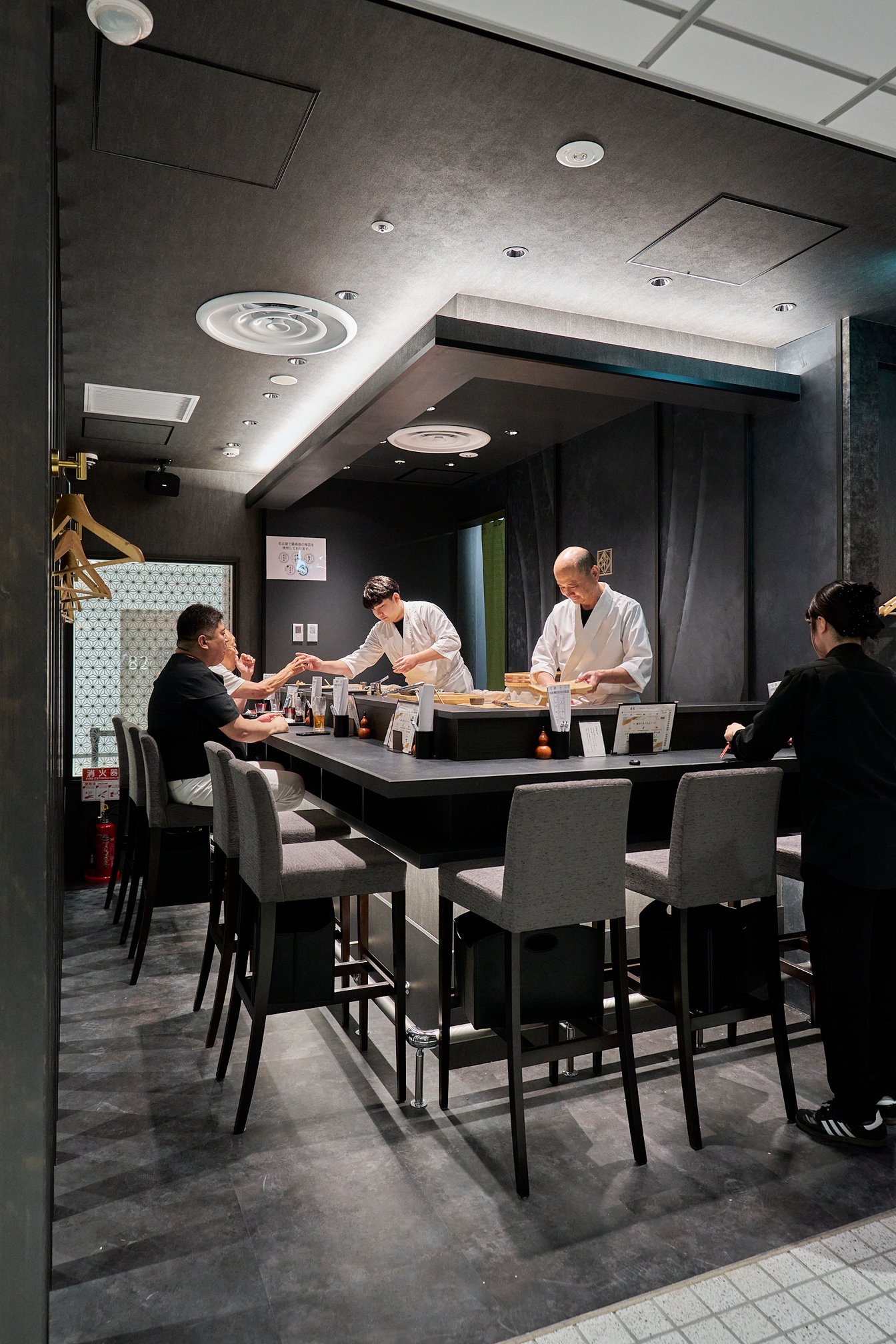 「立ち食い寿司 極」