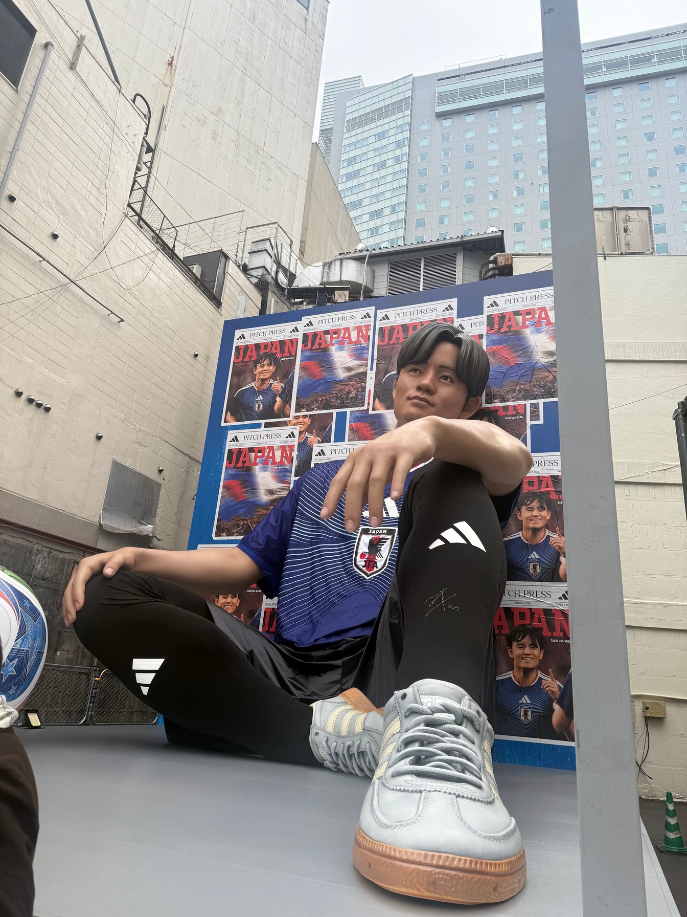 ホームユニフォーム発表時に渋谷に出現した、久保建英選手を模した巨大モニュメント“ビッグタケ”