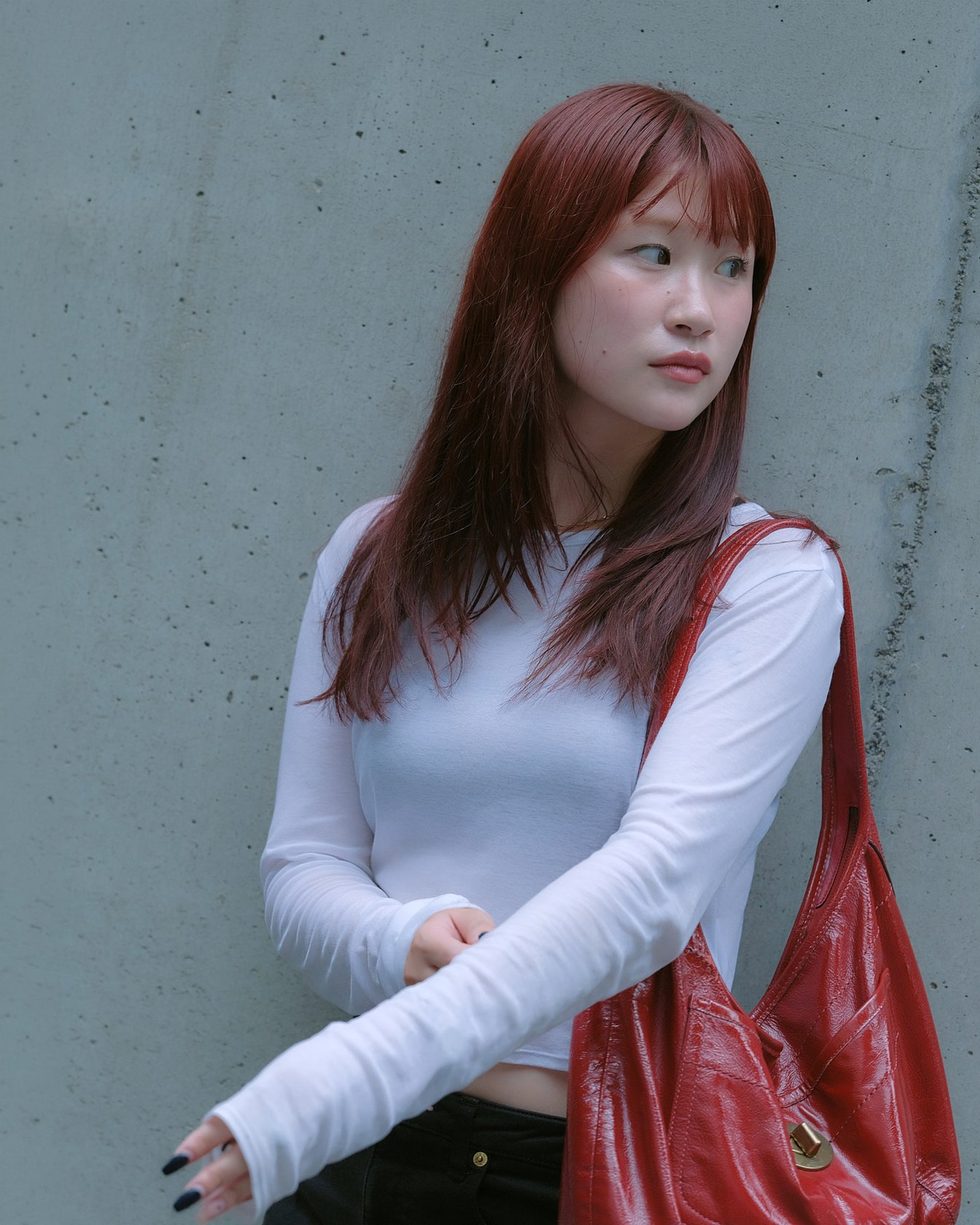 「トゥ エ モン トレゾア」のデニムパンツを穿いたモデル