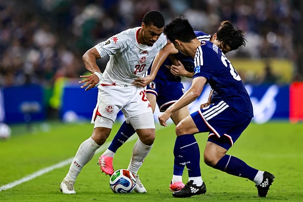 2026W杯日本vsチュニジア戦での一幕。写真右が鈴木淳之介選手。