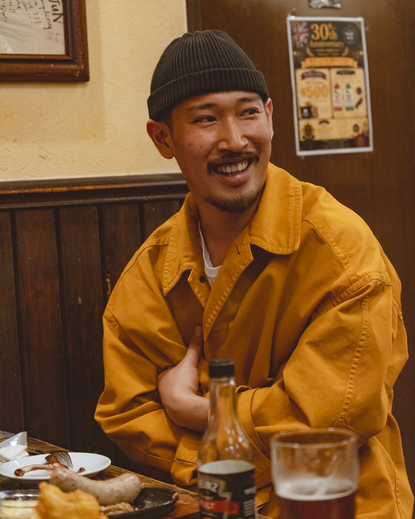 黄色いジャケットを着た男性