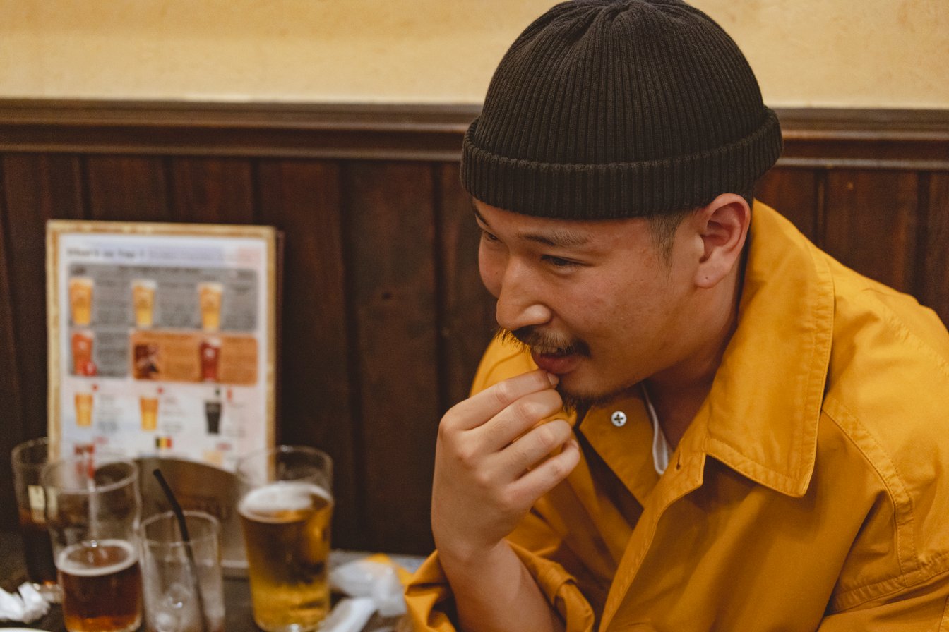 黄色いジャケットを着た男性