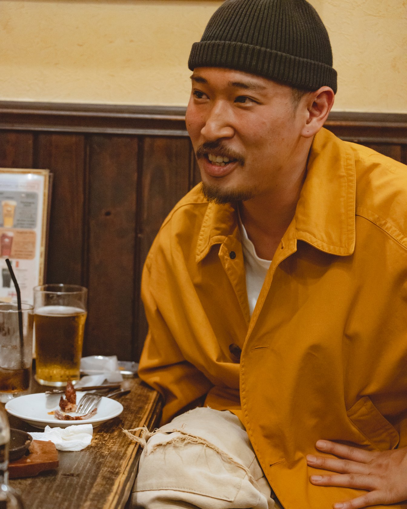 黄色いジャケットを着た男性