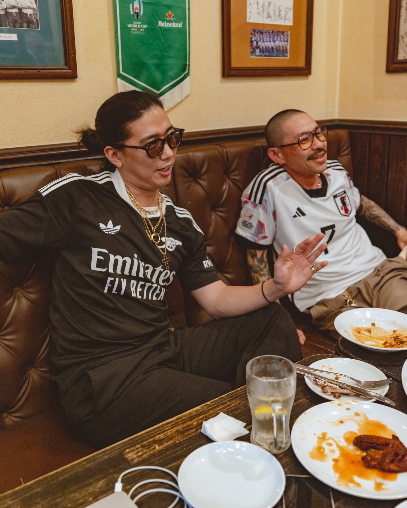 ユニフォームを着た男性2人
