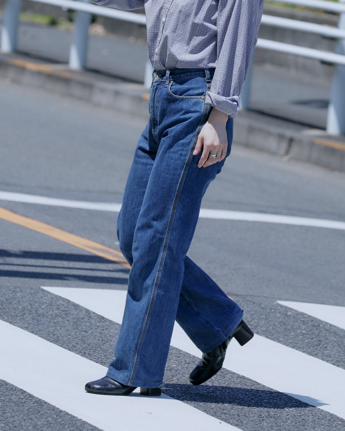「トゥ エ モン トレゾア」のデニムパンツを穿いたモデル