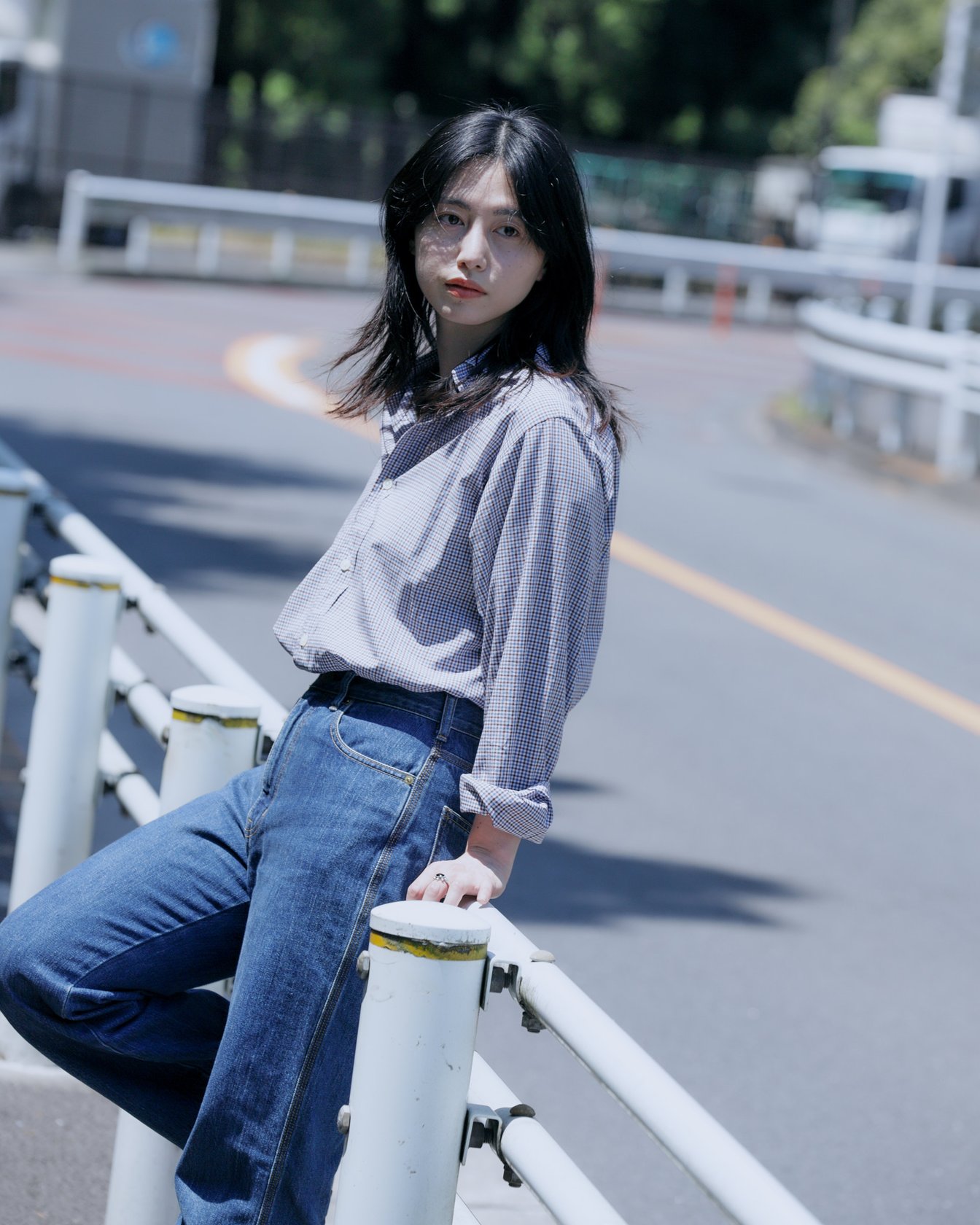 「トゥ エ モン トレゾア」のデニムパンツを穿いたモデル