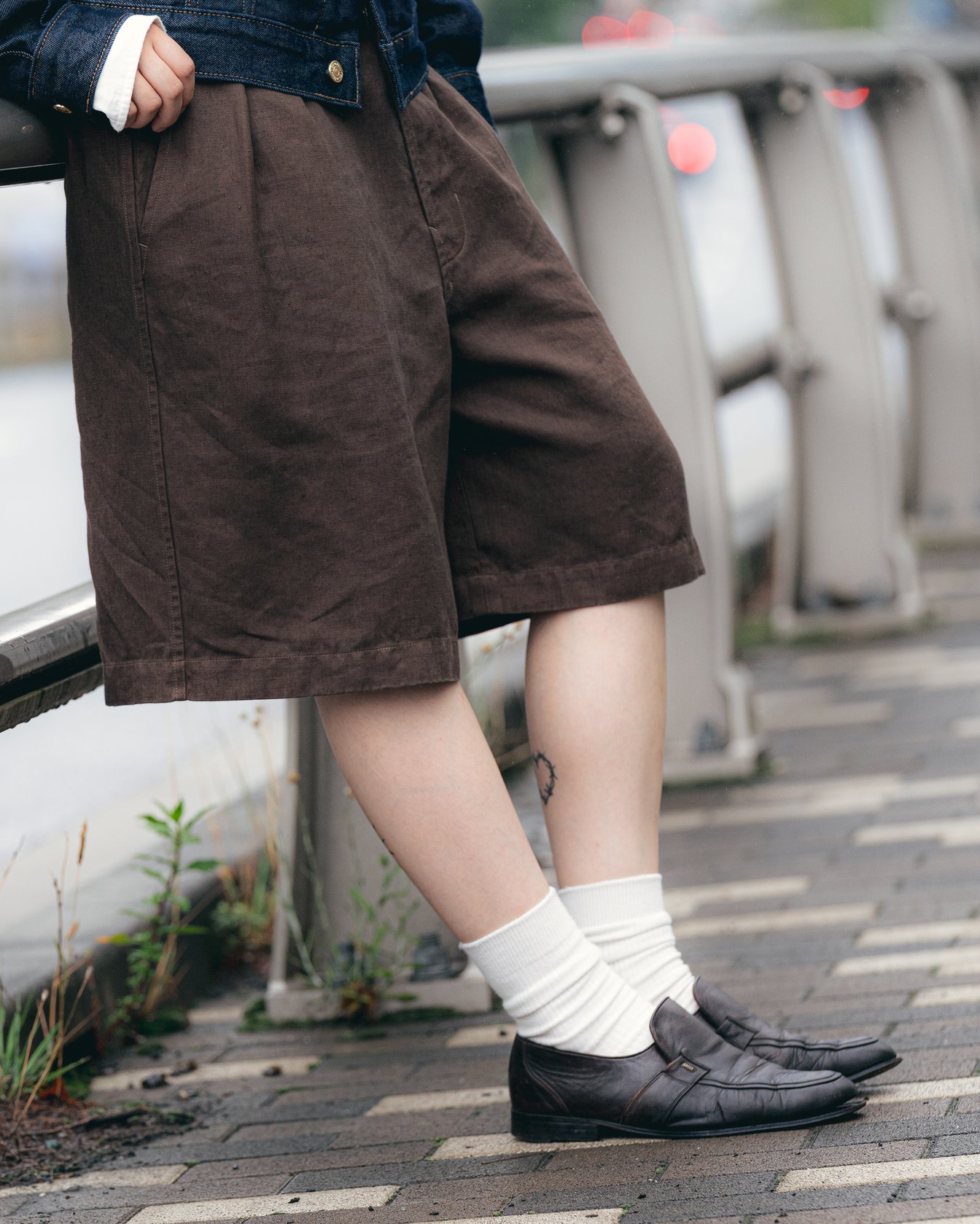 ノマットのグルカパンツを穿いたモデル