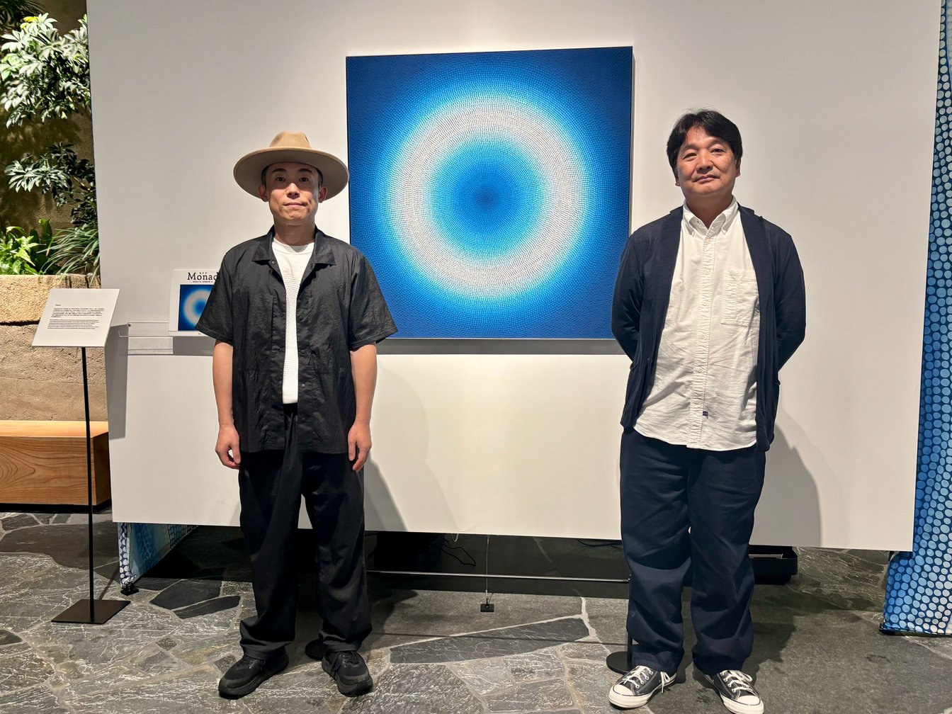 アーティストのGOMA氏(左)とゴールドウインの渡辺貴生社長