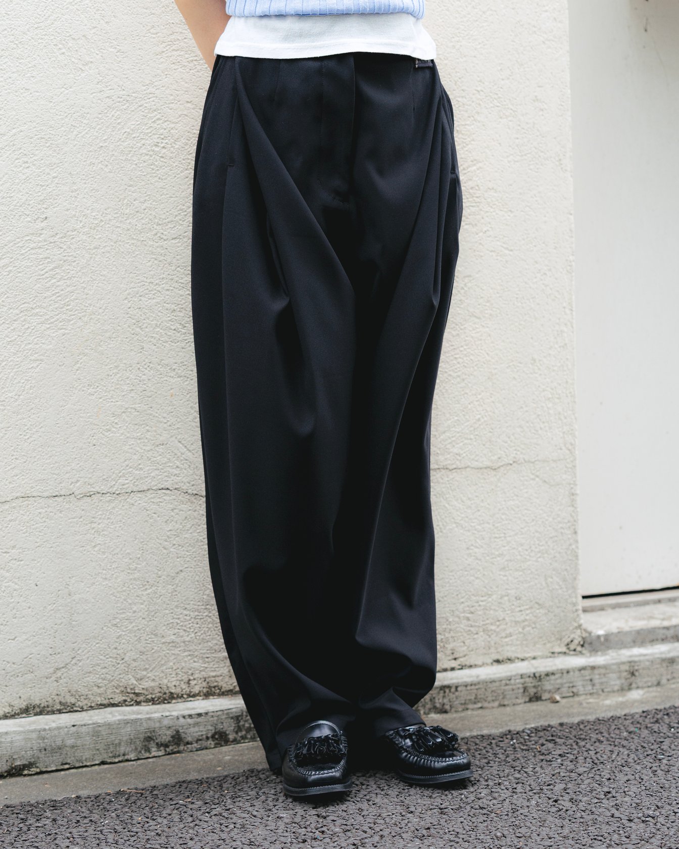 オダカのスラックスを穿いたモデル