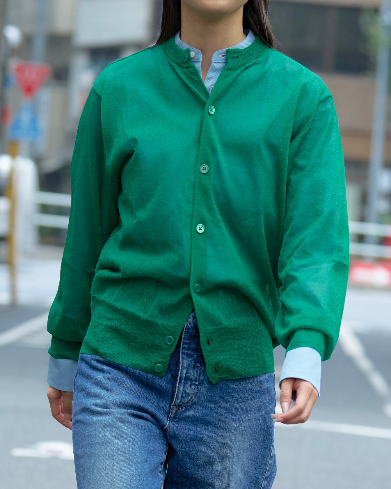 ジョンメイソンスミスのカーディガンを着たモデル