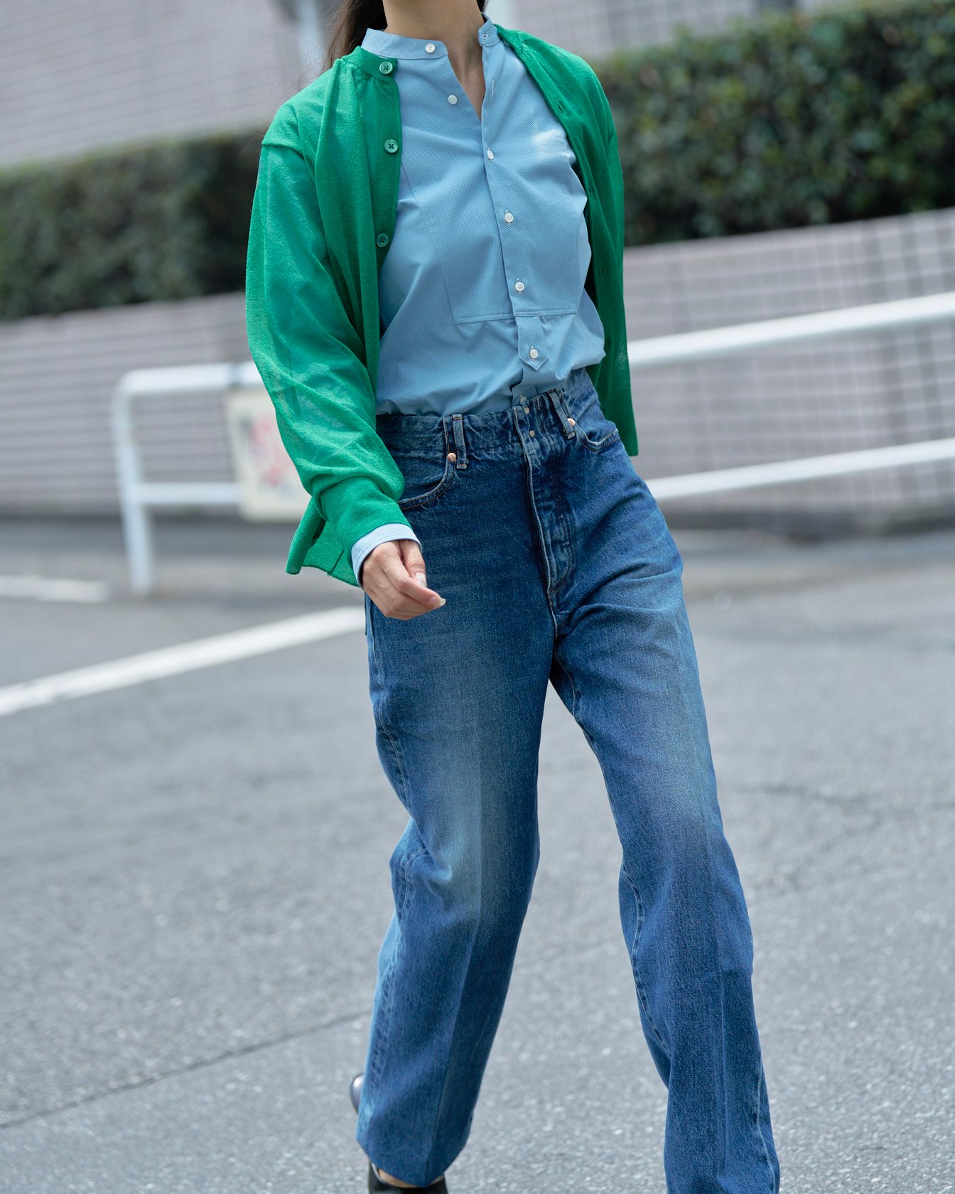ジョンメイソンスミスのカーディガンを着たモデル
