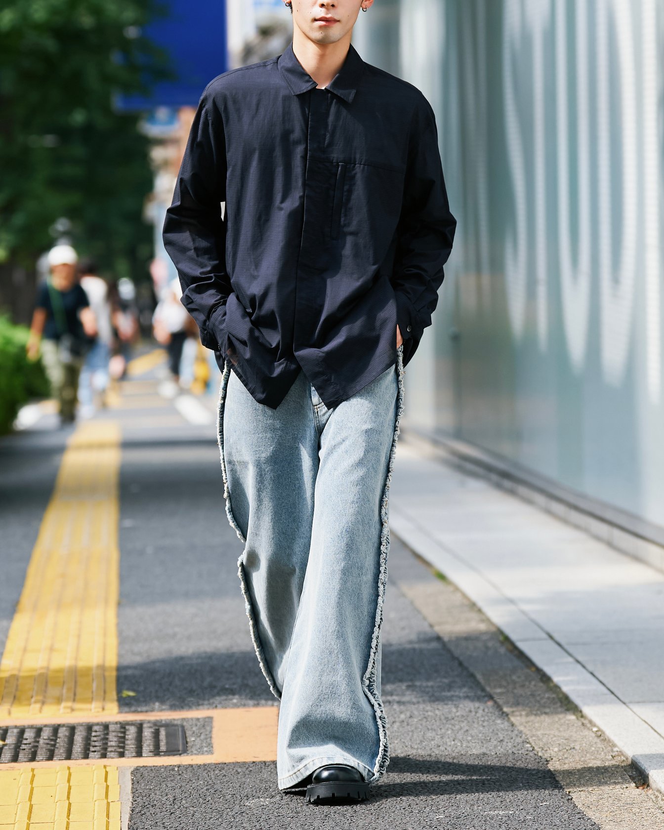 NTNの洋服を着たモデル