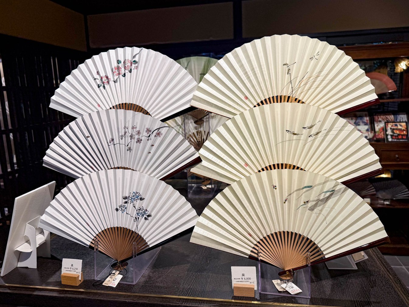 日本の風物詩を扇面に描いた京扇子