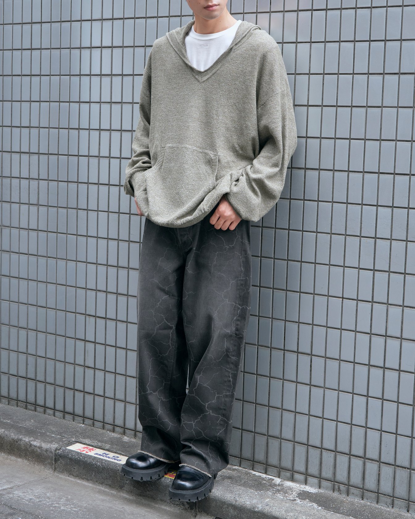デニムパンツを穿いたモデル
