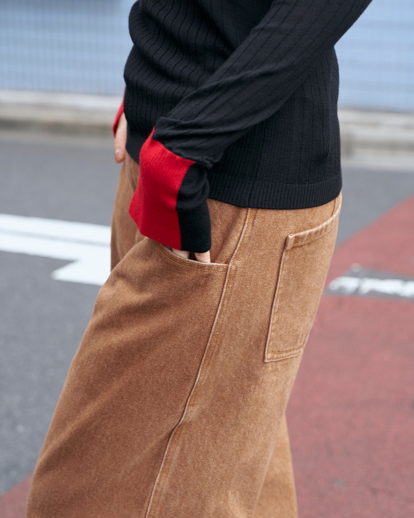デニムパンツを穿いたモデル