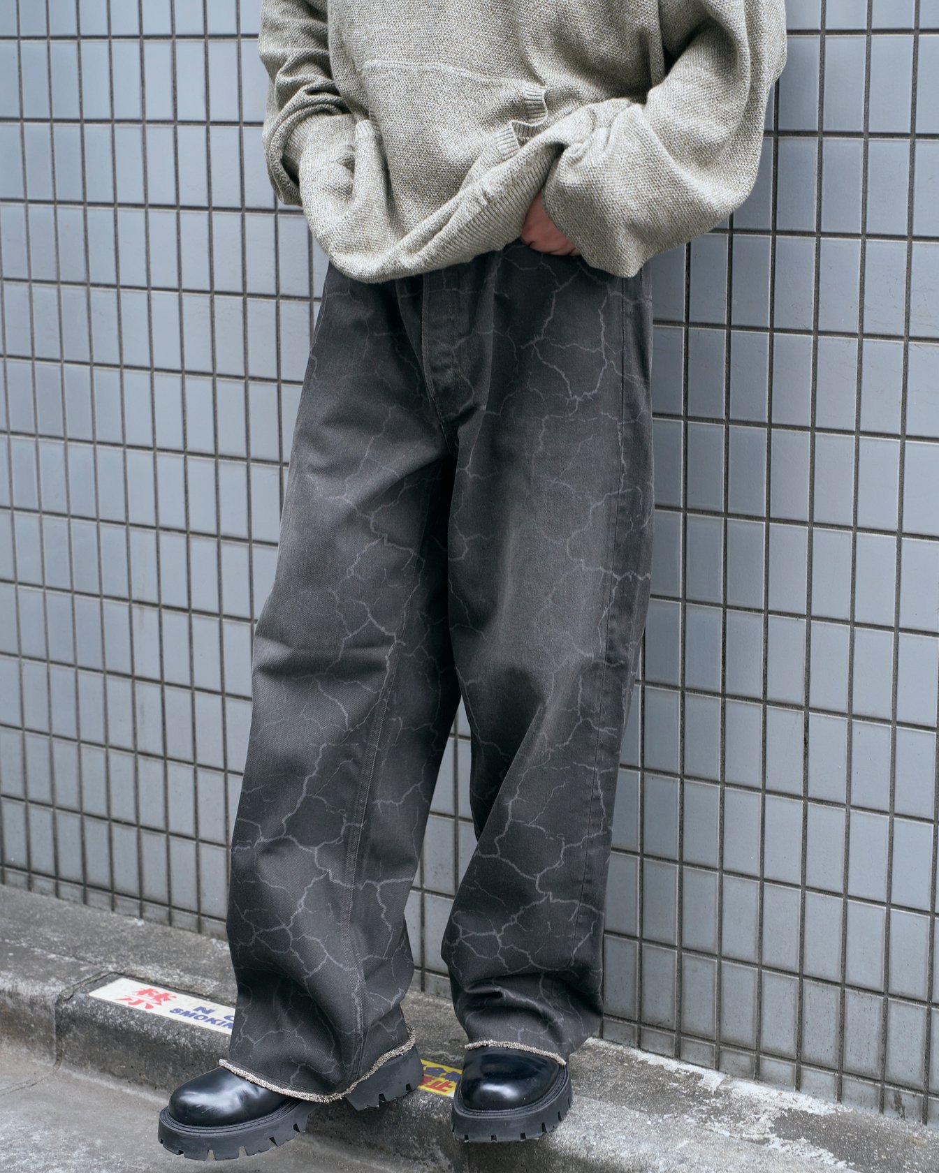 デニムパンツを穿いたモデル